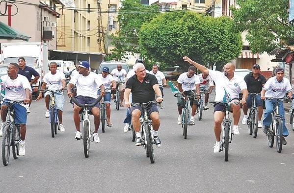 El ex presidente Ricardo Martinelli, con las zapatillas del pueblo. El ex presidente Ricardo Martinelli, con las zapatillas del pueblo.