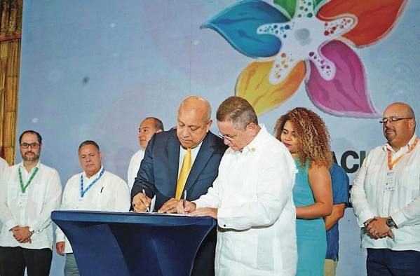 Firma del convenio para crear la comisión de turismo en Panamá. Firma del convenio para crear la comisión de turismo en Panamá.