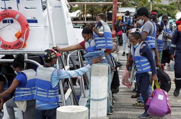 Según el reporte del canal colombiano, este domingo viajaron hasta Darién un total de mil 600 migrantes. Según el reporte del canal colombiano, este domingo viajaron hasta Darién un total de mil 600 migrantes.