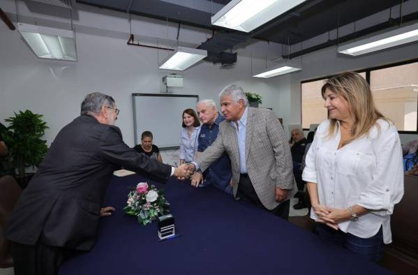 Martinelli calificó a Mulino como su amigo, con el cual ha bregado por años en la política. Martinelli calificó a Mulino como su amigo, con el cual ha bregado por años en la política.