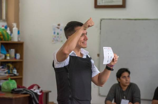 Daniel Noboa vota en la segunda vuelta de las elecciones presidenciales este domingo en un colegio electoral en Olón (Ecuador). Daniel Noboa vota en la segunda vuelta de las elecciones presidenciales este domingo en un colegio electoral en Olón (Ecuador).