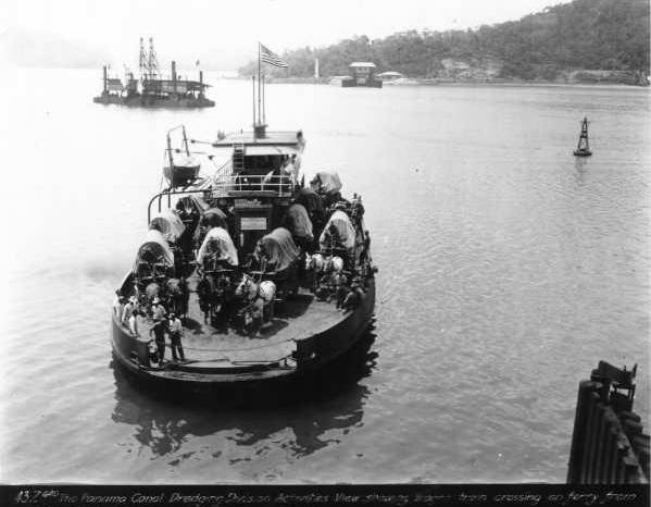 Ferryboat en el Canal de Panamá. Ferryboat en el Canal de Panamá.
