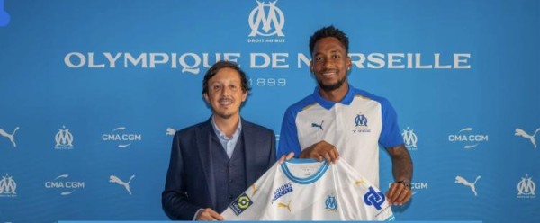 Michael Murillo posando con los colores de su nuevo club. Michael Murillo posando con los colores de su nuevo club.