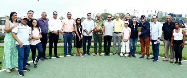 Grupo de connotados médicos e invitados especiales en el círculo de premiación. Grupo de connotados médicos e invitados especiales en el círculo de premiación.