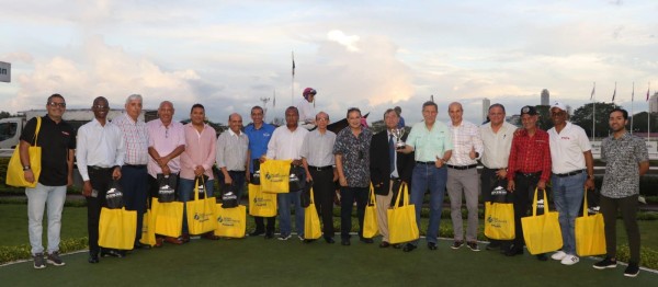 Los homenajeados posan en el recinto de premiación del Clásico Día del Periodista. (Monroe HPR). Los homenajeados posan en el recinto de premiación del Clásico Día del Periodista. (Monroe HPR).