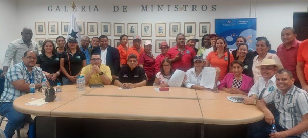 La ministra de Educación, Maruja de Villalobos se reunió con representantes de la Asociación Nacional de Directivos de Escuelas Oficiales de Panamá. La ministra de Educación, Maruja de Villalobos se reunió con representantes de la Asociación Nacional de Directivos de Escuelas Oficiales de Panamá.