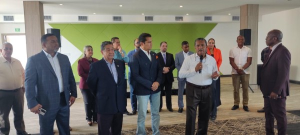 Álvarez escuchó las preocupaciones de los pastores cristianos. Álvarez escuchó las preocupaciones de los pastores cristianos.