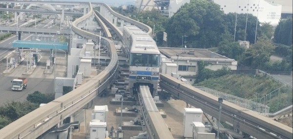 Los vagones del sistema del monorriel son más ligeros que los del metro. Los vagones del sistema del monorriel son más ligeros que los del metro.