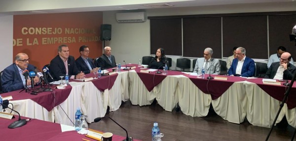 Conferencia de prensa del Conep donde abordaron el tema del contrato minero, IVM y el manejo de las finanzas públicas. Conferencia de prensa del Conep donde abordaron el tema del contrato minero, IVM y el manejo de las finanzas públicas.