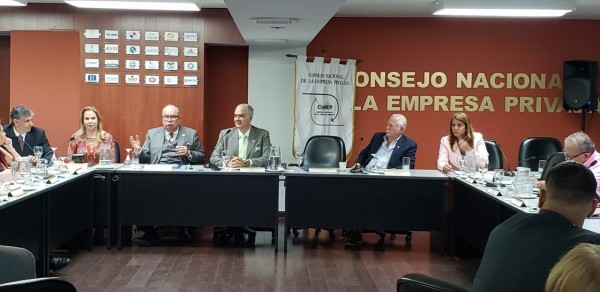 El director de la CSS, Enrique Lau Cortés, se reunió este jueves con miembros del CoNEP para rendir un informe sobre la situación de la entidad. El director de la CSS, Enrique Lau Cortés, se reunió este jueves con miembros del CoNEP para rendir un informe sobre la situación de la entidad.