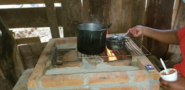 El proyecto incluye talleres para la construcción, por ejemplo de un fogón o una tina de fregar, con bloque de arcilla, para mejorar sus condiciones de vida.. El proyecto incluye talleres para la construcción, por ejemplo de un fogón o una tina de fregar, con bloque de arcilla, para mejorar sus condiciones de vida..