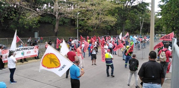 Grupos estudiantiles universitarios y obreros cuestionaron que los mismos que hicieron la última reforma a la CSS en 2005, sean quienes convoquen a este diálogo. Grupos estudiantiles universitarios y obreros cuestionaron que los mismos que hicieron la última reforma a la CSS en 2005, sean quienes convoquen a este diálogo.