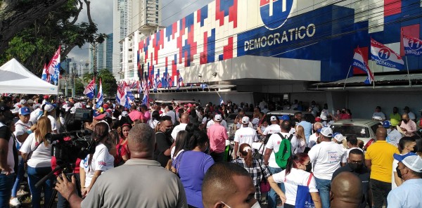 La multitud de seguidores en las afueras de la sede del PRD. La multitud de seguidores en las afueras de la sede del PRD.