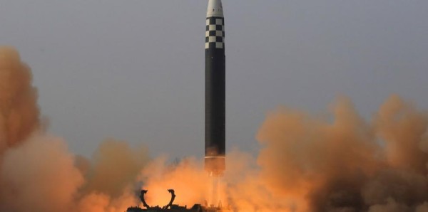 Foto del 25 de marzo de 2022 de un misil balístico intercontinental Hwasong-17 de Corea del Norte en respuesta a los entrenamientos aéreos de Estados Unidos y Corea del Sur. Foto del 25 de marzo de 2022 de un misil balístico intercontinental Hwasong-17 de Corea del Norte en respuesta a los entrenamientos aéreos de Estados Unidos y Corea del Sur.