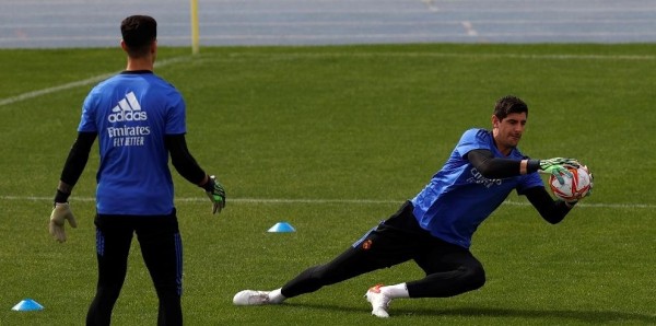 Los porteros del Real Madrid Thibaut Courtois (d) y Luis López (i) durante un entrenamiento. Los porteros del Real Madrid Thibaut Courtois (d) y Luis López (i) durante un entrenamiento.