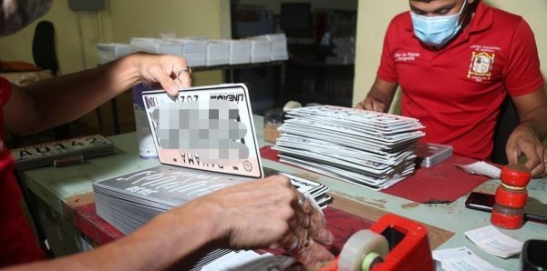 Los diputados Zulay Rodríguez y Manolo Ruiz, proponente de esta ley, en la exposición de motivos de esta iniciativa legislativa señalaron que la misma busca contribuir a mitigar el daño ecológico causado por el aluminio calibre 24 Los diputados Zulay Rodríguez y Manolo Ruiz, proponente de esta ley, en la exposición de motivos de esta iniciativa legislativa señalaron que la misma busca contribuir a mitigar el daño ecológico causado por el aluminio calibre 24