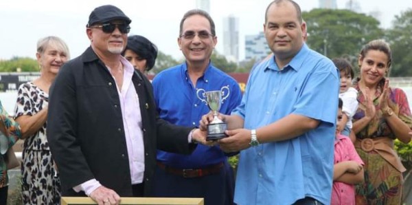 El licenciado José Carrillo Pujol (d) y familia, recibirán merecido homenaje en la jornada sabatina del Hipódromo Presidente Remón. El licenciado José Carrillo Pujol (d) y familia, recibirán merecido homenaje en la jornada sabatina del Hipódromo Presidente Remón.