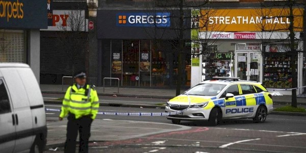 La crisis ha emergido después de que un policía, cuya identidad no ha sido revelado, fuera acusado de asesinato por la muerte del joven. La crisis ha emergido después de que un policía, cuya identidad no ha sido revelado, fuera acusado de asesinato por la muerte del joven.