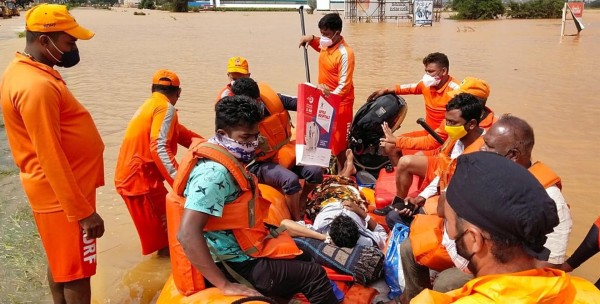 Equipos de rescate, trasladan a las víctimas de los deslizamientos de tierra provocadas por las lluvias torrenciales. Equipos de rescate, trasladan a las víctimas de los deslizamientos de tierra provocadas por las lluvias torrenciales.