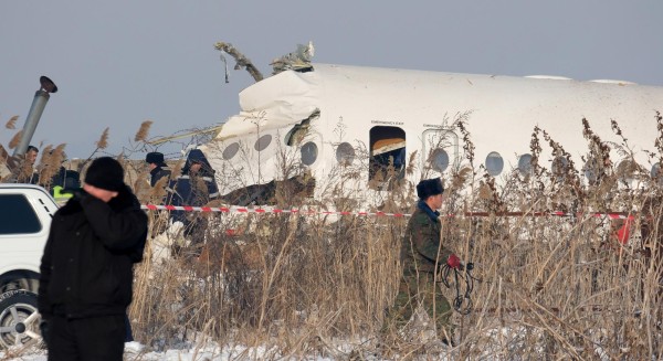 Al menos 15 muertos al estrellarse un avión de pasajeros en Kazajistán Al menos 15 muertos al estrellarse un avión de pasajeros en Kazajistán