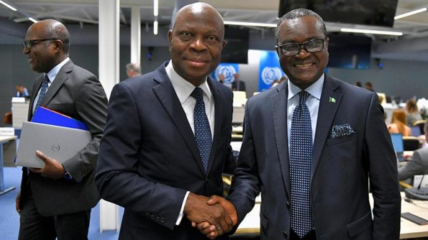 Adejola (der.) asumió desde 2021 el puesto de representante permanente de Nigeria ante las Naciones Unidas Adejola (der.) asumió desde 2021 el puesto de representante permanente de Nigeria ante las Naciones Unidas