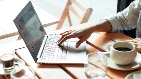 El uso de las tecnologías de la comunicación contribuye a conciliar mejor la vida profesional y personal pero, al mismo tiempo, confunde los límites entre el trabajo y la vida personal. El uso de las tecnologías de la comunicación contribuye a conciliar mejor la vida profesional y personal pero, al mismo tiempo, confunde los límites entre el trabajo y la vida personal.