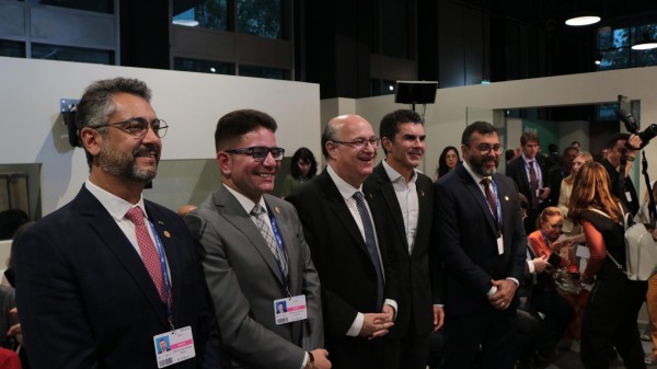El gobernador del Estado de Pará, Helder Barbalho (2d); y el presidente del BID, Ilan Goldfajn (c), junto a otros gobernadores brasileños de la zona del Amazonas en un acto en la COP28 de Dubái El gobernador del Estado de Pará, Helder Barbalho (2d); y el presidente del BID, Ilan Goldfajn (c), junto a otros gobernadores brasileños de la zona del Amazonas en un acto en la COP28 de Dubái