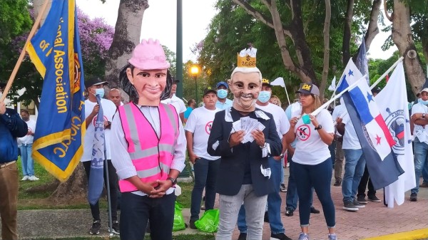 Los miembros de los sindicatos alzan su voz contra la administración del Canal de Panamá. Los miembros de los sindicatos alzan su voz contra la administración del Canal de Panamá.