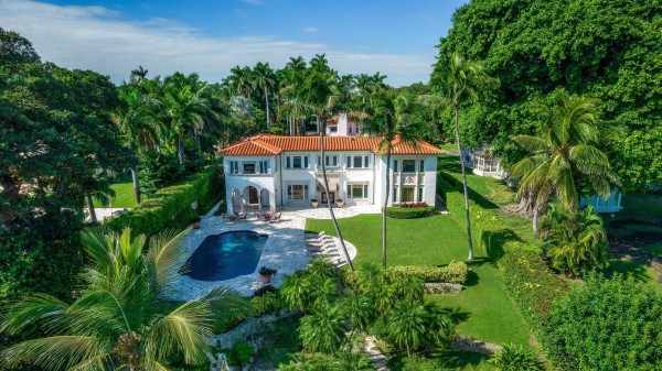 Vista exterior de la casa en Miami del perro más rico del mundo Vista exterior de la casa en Miami del perro más rico del mundo
