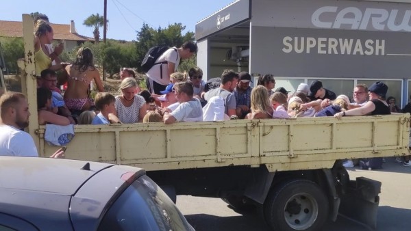 Más de 2000 personas fueron transportadas a un lugar seguro desde las playas de la isla griega de Rodas el 22 de julio de 2023, donde un incendio forestal ha estado fuera de control durante cinco días. Más de 2000 personas fueron transportadas a un lugar seguro desde las playas de la isla griega de Rodas el 22 de julio de 2023, donde un incendio forestal ha estado fuera de control durante cinco días.