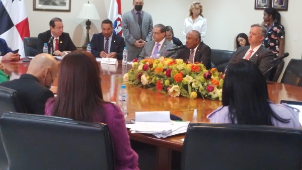 Paredes propuso reducir de 10 a 8 años la extensión del subsidio. Paredes propuso reducir de 10 a 8 años la extensión del subsidio.
