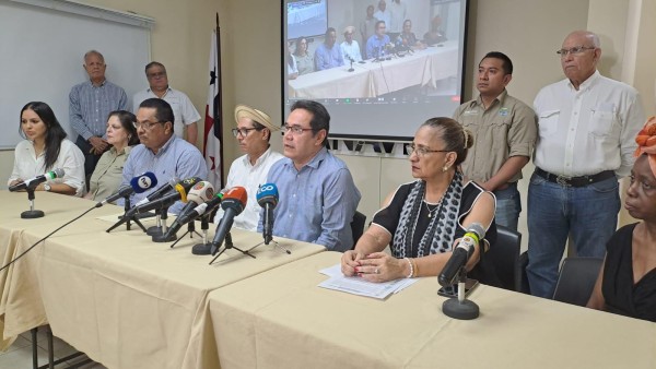 Diferentes gremios de productores del secto agropecuario panameño, en conferencia de prensa, este lunes. Diferentes gremios de productores del secto agropecuario panameño, en conferencia de prensa, este lunes.