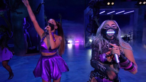 Lady Gaga junto a su presentación con Ariana Grande lucio un tapa boca que tapaba prácticamente toda la cara y que en la zona frontal tenía una pequeña pantalla de luces que cambiaban de color Lady Gaga junto a su presentación con Ariana Grande lucio un tapa boca que tapaba prácticamente toda la cara y que en la zona frontal tenía una pequeña pantalla de luces que cambiaban de color