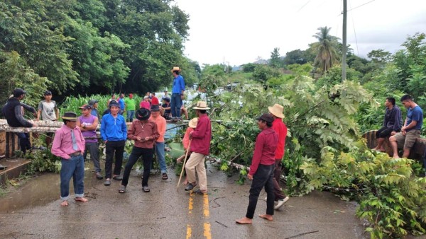 Autoridades tradicionales de la Comarca Guna de Madungandí y de la Tierra Colectiva Emberá de Alto Bayano, realizaron un cierre de la carretera Panamericana, a la altura del Río Ipetí, en Chepo. Autoridades tradicionales de la Comarca Guna de Madungandí y de la Tierra Colectiva Emberá de Alto Bayano, realizaron un cierre de la carretera Panamericana, a la altura del Río Ipetí, en Chepo.