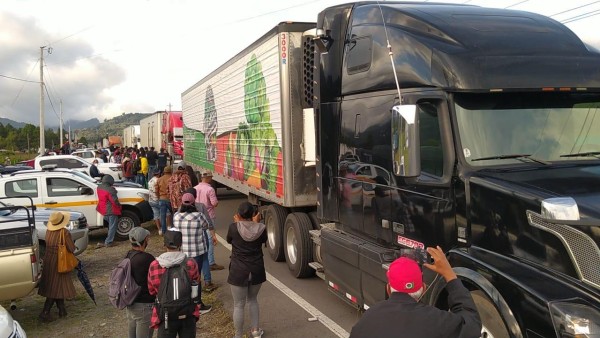 Tras la decisión varios camiones llenos de productos alimenticios transitan desde Tierras Altas de Chiriquí, hacia la capital del país para abastecer a los mercados con diferentes productos agrícolas. Tras la decisión varios camiones llenos de productos alimenticios transitan desde Tierras Altas de Chiriquí, hacia la capital del país para abastecer a los mercados con diferentes productos agrícolas.