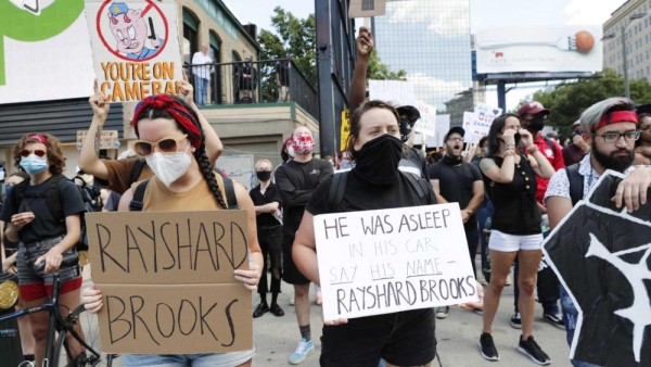 La muerte del joven afrodescendiente Rayshard Brooks a manos de un policía ha despertado protestas en Atlanta, Georgia (EE.UU.). La muerte del joven afrodescendiente Rayshard Brooks a manos de un policía ha despertado protestas en Atlanta, Georgia (EE.UU.).