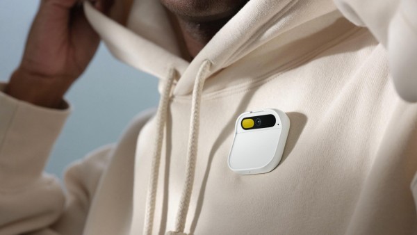 Fotografía cedida por la empresa Humane donde se muestra a una persona vistiendo un pin con inteligencia artificial (IA). Fotografía cedida por la empresa Humane donde se muestra a una persona vistiendo un pin con inteligencia artificial (IA).
