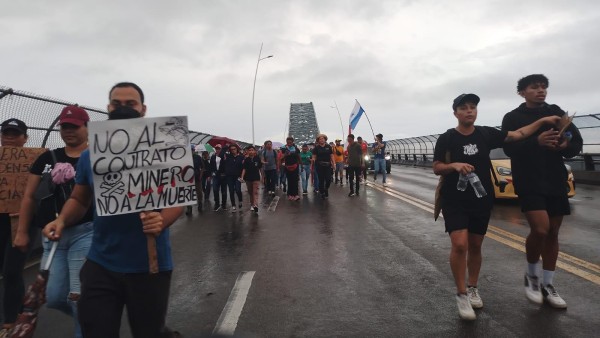 Jóvenes, indígenas, sindicalistas y ambientalistas caminan hacia la Presidencia. Jóvenes, indígenas, sindicalistas y ambientalistas caminan hacia la Presidencia.