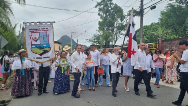 José Luis Fábrega, alcalde capitalino, abanderado del Gran desfile típico en el marco del aniversario 75 de fundación del corregimiento de Alcalde Díaz.