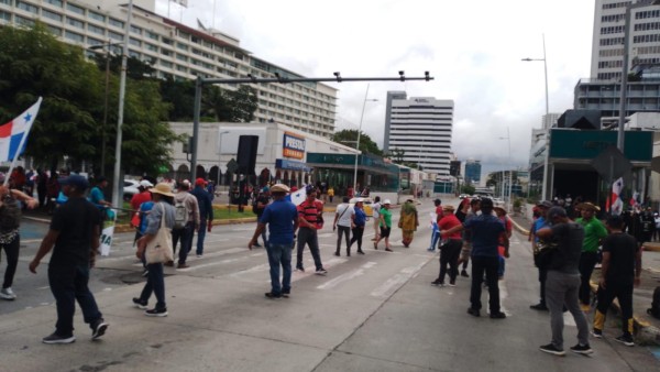 Docentes, jóvenes y sindicatos marchan a la Presidencia Docentes, jóvenes y sindicatos marchan a la Presidencia