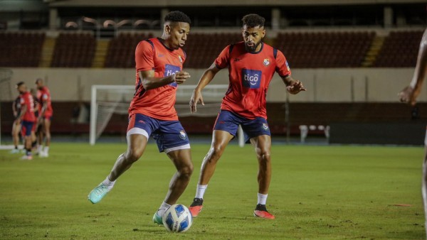 César Blackman (i.) y Aníbal Godoy (d.) durante un entrenamiento con la selección de Panamá. César Blackman (i.) y Aníbal Godoy (d.) durante un entrenamiento con la selección de Panamá.