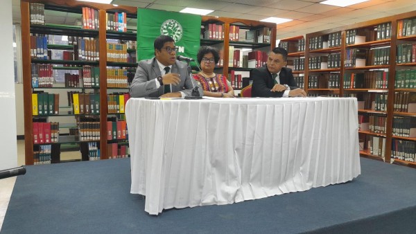 El embajador cubano, Víctor Cairo; Yamile Pérez y Arturo Ovalle. El embajador cubano, Víctor Cairo; Yamile Pérez y Arturo Ovalle.