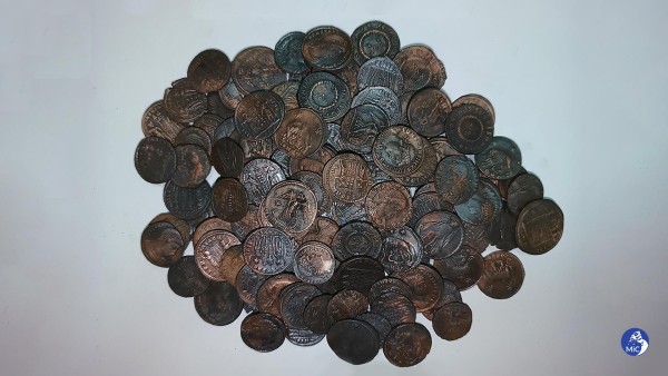 Entre 30.000 y 50.000 monedas de bronce, conocidas como follis, que datan de la primera mitad del siglo IV d.C. Entre 30.000 y 50.000 monedas de bronce, conocidas como follis, que datan de la primera mitad del siglo IV d.C.