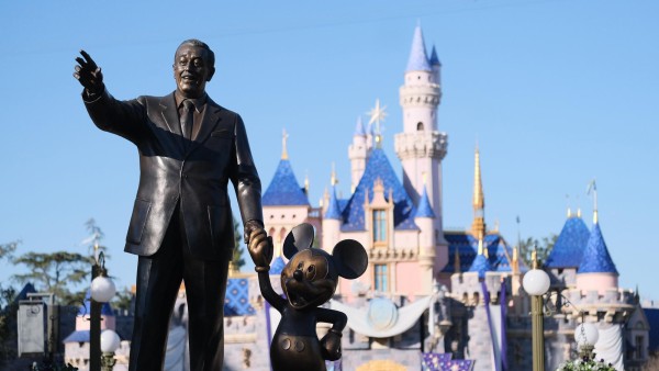 Fotografía de archivo de una estatua de Walt Disney y Mickey Mouse en el Parque de Disney, en Anaheim, California (EE.UU.). Fotografía de archivo de una estatua de Walt Disney y Mickey Mouse en el Parque de Disney, en Anaheim, California (EE.UU.).