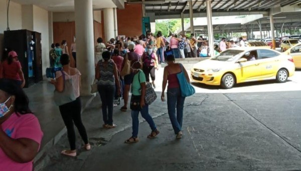 En El Machetazo de San Miguelito, la espera fue mayor cuando los jubilados empezaron a llegar al tener prioridad. En El Machetazo de San Miguelito, la espera fue mayor cuando los jubilados empezaron a llegar al tener prioridad.