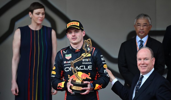 Max Verstappen recibe el trofeo de parte del príncipe Albert II y de su esposa la la princesa Charlene. Max Verstappen recibe el trofeo de parte del príncipe Albert II y de su esposa la la princesa Charlene.