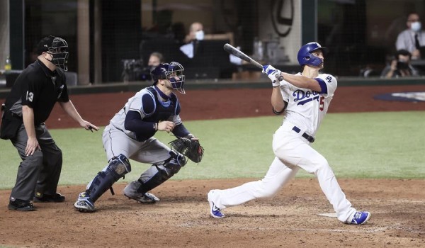 El jugador de los Dodgers de Los Ángeles Corey Seager pega un jonrón durante el segundo partido de la Serie Mundial El jugador de los Dodgers de Los Ángeles Corey Seager pega un jonrón durante el segundo partido de la Serie Mundial