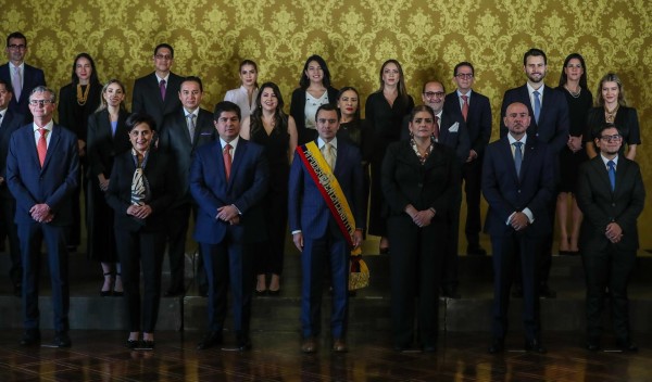 La foto oficial se realizó en el Salón Amarillo, del palacio de Carondelet. La foto oficial se realizó en el Salón Amarillo, del palacio de Carondelet.