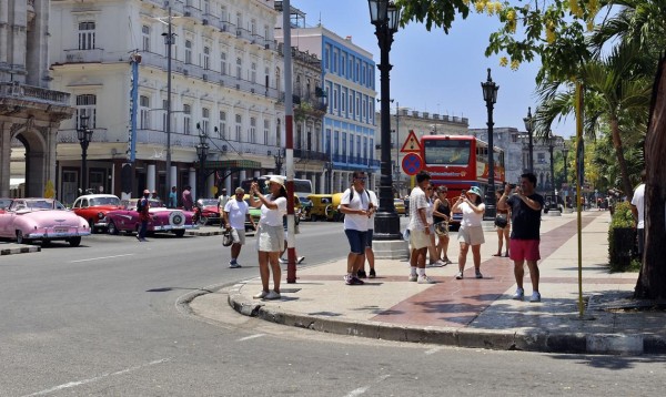 Turistas pasean por las calles de la Habana (Cuba), en una fotografía de archivo. Turistas pasean por las calles de la Habana (Cuba), en una fotografía de archivo.