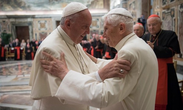 Papa Benedicto XVI junto a Papa Francisco en Roma. Papa Benedicto XVI junto a Papa Francisco en Roma.